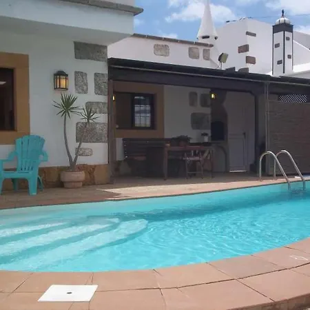 Sleeps 8 Pool Wifi Vila