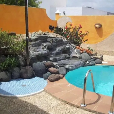 Sleeps 8 Pool Wifi Vila