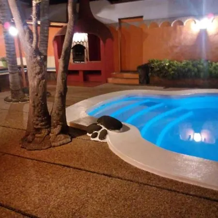 Vila Sleeps 8 Pool Wifi