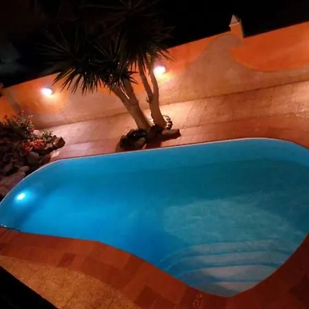 Vila Sleeps 8 Pool Wifi *