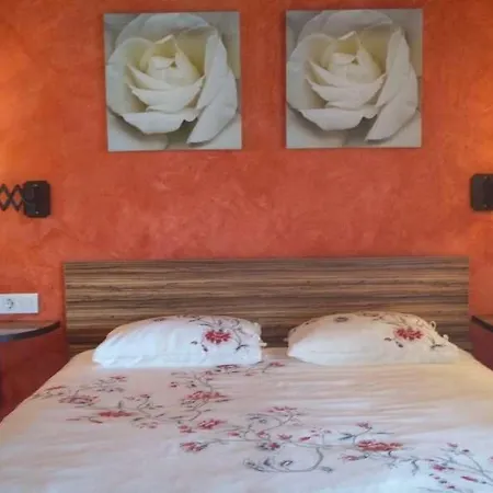 Sleeps 8 Pool Wifi Vila