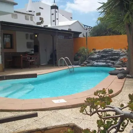 Vila Sleeps 8 Pool Wifi *