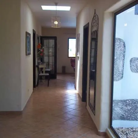 Vila Sleeps 8 Pool Wifi