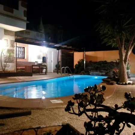 Sleeps 8 Pool Wifi Vila